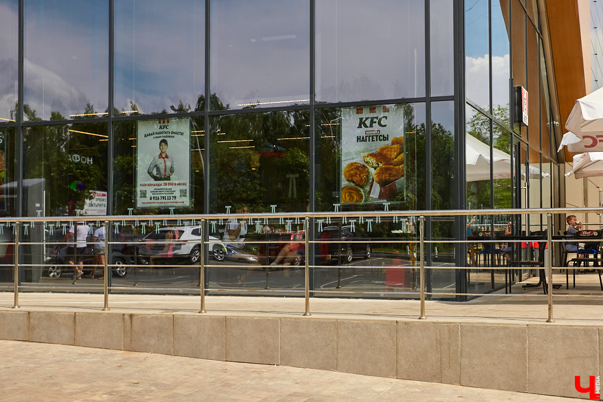 Вслед за McDonald’s российский рынок может покинуть еще одна популярная сеть ресторанов быстрого питания – KFC. Сейчас владелец бренда ведет переговоры о продаже своего бизнеса. И что это будет означать для точек общепита нашего города, пока вопрос. Между тем вкус Coca-Cola остается с нами. Газировку теперь выпускают отечественные производители. Жители областного центра спорят, что лучше пить.