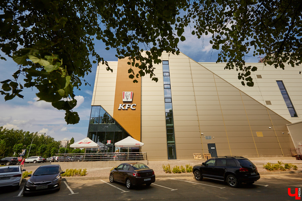 Вслед за McDonald’s российский рынок может покинуть еще одна популярная сеть ресторанов быстрого питания – KFC. Сейчас владелец бренда ведет переговоры о продаже своего бизнеса. И что это будет означать для точек общепита нашего города, пока вопрос. Между тем вкус Coca-Cola остается с нами. Газировку теперь выпускают отечественные производители. Жители областного центра спорят, что лучше пить.