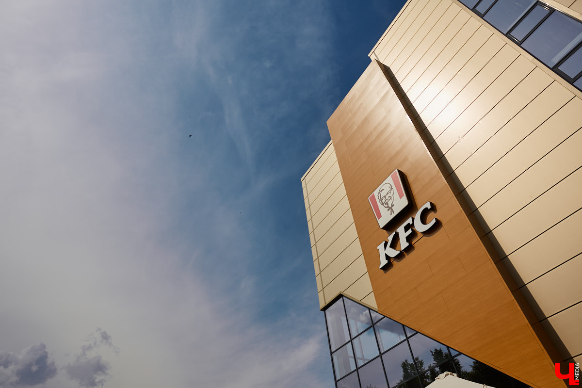 Вслед за McDonald’s российский рынок может покинуть еще одна популярная сеть ресторанов быстрого питания – KFC. Сейчас владелец бренда ведет переговоры о продаже своего бизнеса. И что это будет означать для точек общепита нашего города, пока вопрос. Между тем вкус Coca-Cola остается с нами. Газировку теперь выпускают отечественные производители. Жители областного центра спорят, что лучше пить.