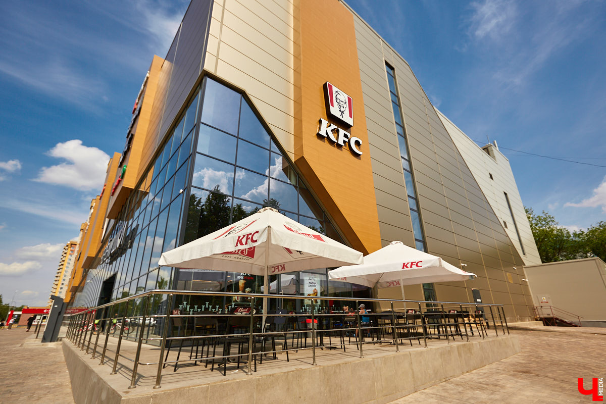 Вслед за McDonald’s российский рынок может покинуть еще одна популярная сеть ресторанов быстрого питания – KFC. Сейчас владелец бренда ведет переговоры о продаже своего бизнеса. И что это будет означать для точек общепита нашего города, пока вопрос. Между тем вкус Coca-Cola остается с нами. Газировку теперь выпускают отечественные производители. Жители областного центра спорят, что лучше пить.