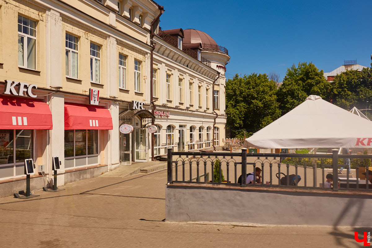 Вслед за McDonald’s российский рынок может покинуть еще одна популярная сеть ресторанов быстрого питания – KFC. Сейчас владелец бренда ведет переговоры о продаже своего бизнеса. И что это будет означать для точек общепита нашего города, пока вопрос. Между тем вкус Coca-Cola остается с нами. Газировку теперь выпускают отечественные производители. Жители областного центра спорят, что лучше пить.