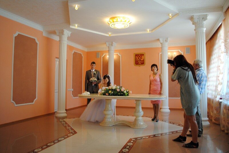 Сразу 30 пар распишутся в Муроме 8 июля. В город на Оке молодожены приедут со всей страны. Чтобы успеть оформить все отношения, работу местного загса даже пришлось продлить до 20.00.