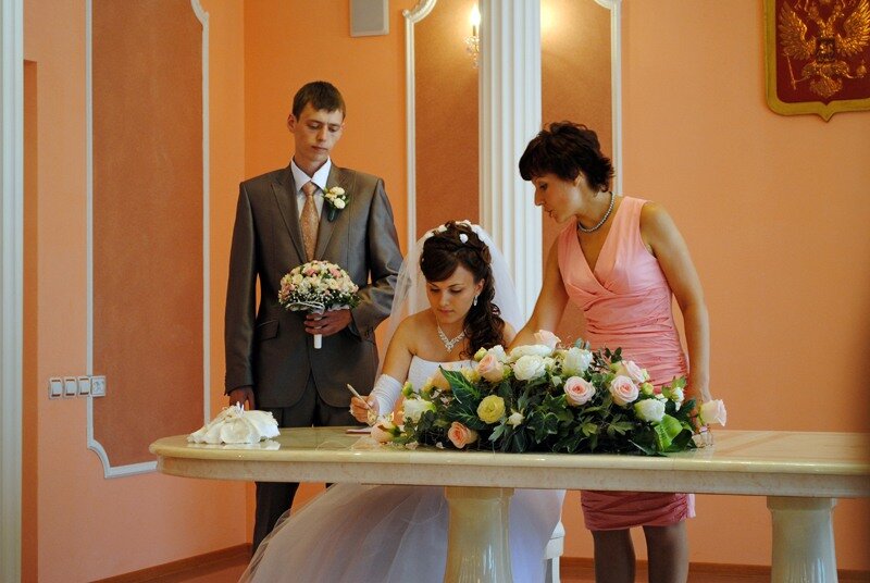 Сразу 30 пар распишутся в Муроме 8 июля. В город на Оке молодожены приедут со всей страны. Чтобы успеть оформить все отношения, работу местного загса даже пришлось продлить до 20.00.