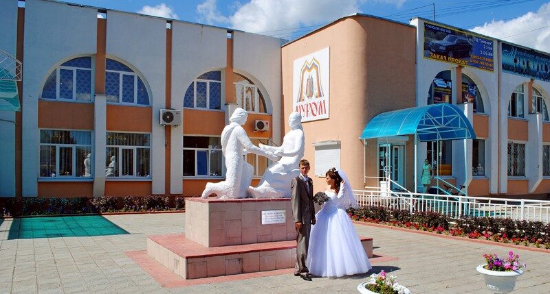 Сразу 30 пар распишутся в Муроме 8 июля. В город на Оке молодожены приедут со всей страны. Чтобы успеть оформить все отношения, работу местного загса даже пришлось продлить до 20.00.