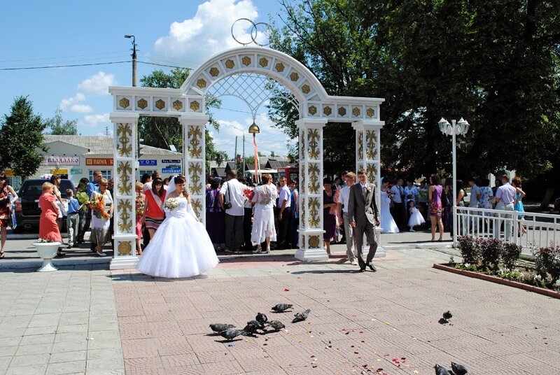 Сразу 30 пар распишутся в Муроме 8 июля. В город на Оке молодожены приедут со всей страны. Чтобы успеть оформить все отношения, работу местного загса даже пришлось продлить до 20.00.