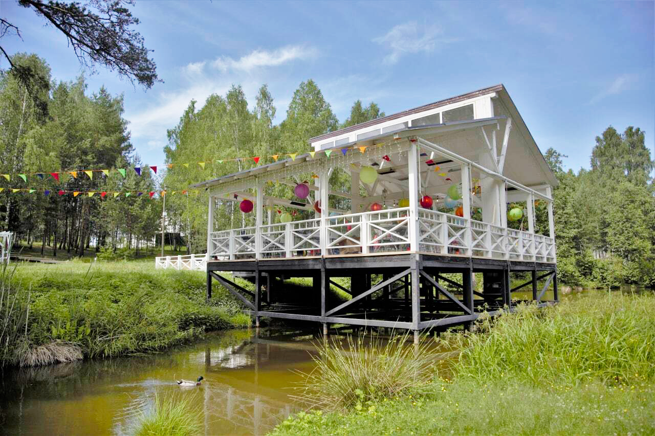 В конце июня в школе «МИР» в Доброграде стартовали летние образовательные программы. Ребята уже делали катапульты и воздушных змеев своими руками на мейкерской смене, рисовали в разных техниках и открывали свою выставку в рамках арт-программы. Впереди еще две смены: спортивно-туристическая и лидерская. О последней мы как раз и хотим рассказать.