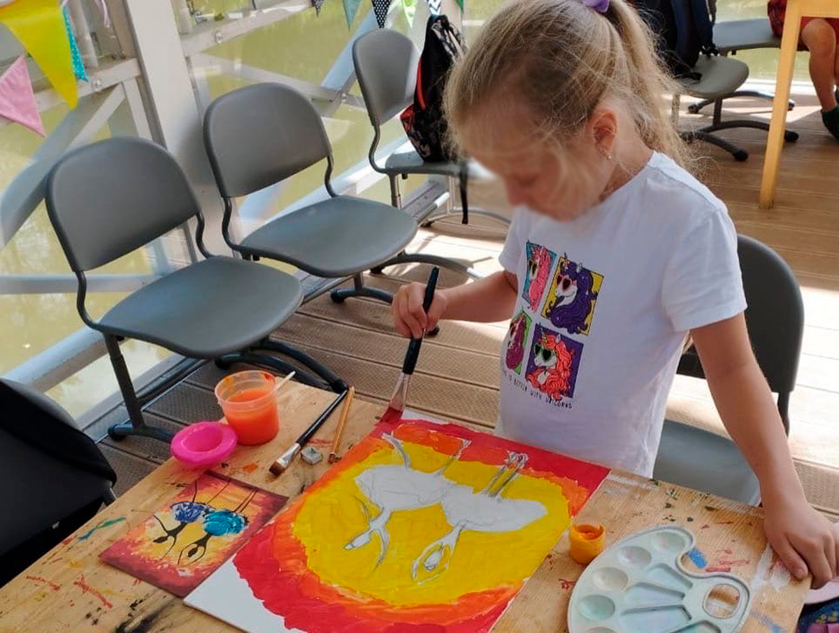 В конце июня в школе «МИР» в Доброграде стартовали летние образовательные программы. Ребята уже делали катапульты и воздушных змеев своими руками на мейкерской смене, рисовали в разных техниках и открывали свою выставку в рамках арт-программы. Впереди еще две смены: спортивно-туристическая и лидерская. О последней мы как раз и хотим рассказать.