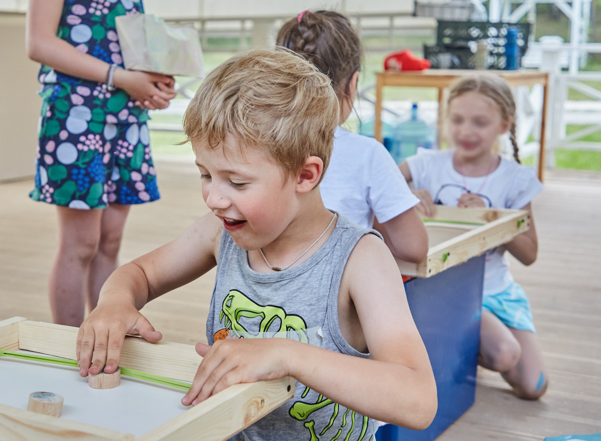 В конце июня в школе «МИР» в Доброграде стартовали летние образовательные программы. Ребята уже делали катапульты и воздушных змеев своими руками на мейкерской смене, рисовали в разных техниках и открывали свою выставку в рамках арт-программы. Впереди еще две смены: спортивно-туристическая и лидерская. О последней мы как раз и хотим рассказать.
