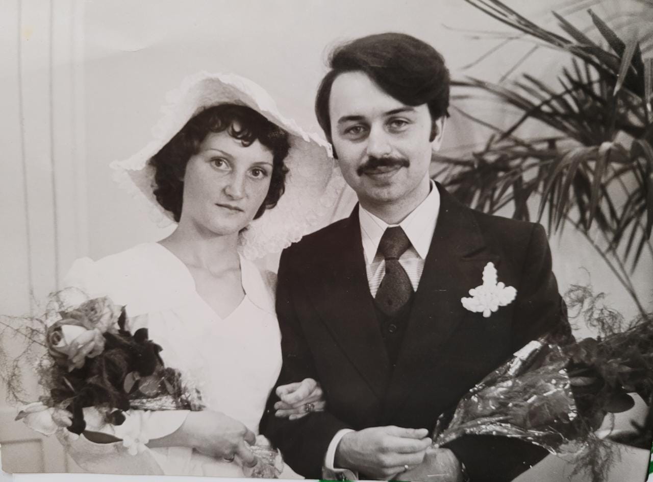 Со школьной скамьи вместе. А это даже больше 50 лет! Сегодня мы познакомим вас с семьей Кузнецовых, заслуженно получившей медаль «За любовь и верность». Их история одновременно простая и трогательная. И как не улыбнуться, читая ее в такой важный для большинства из нас праздник.