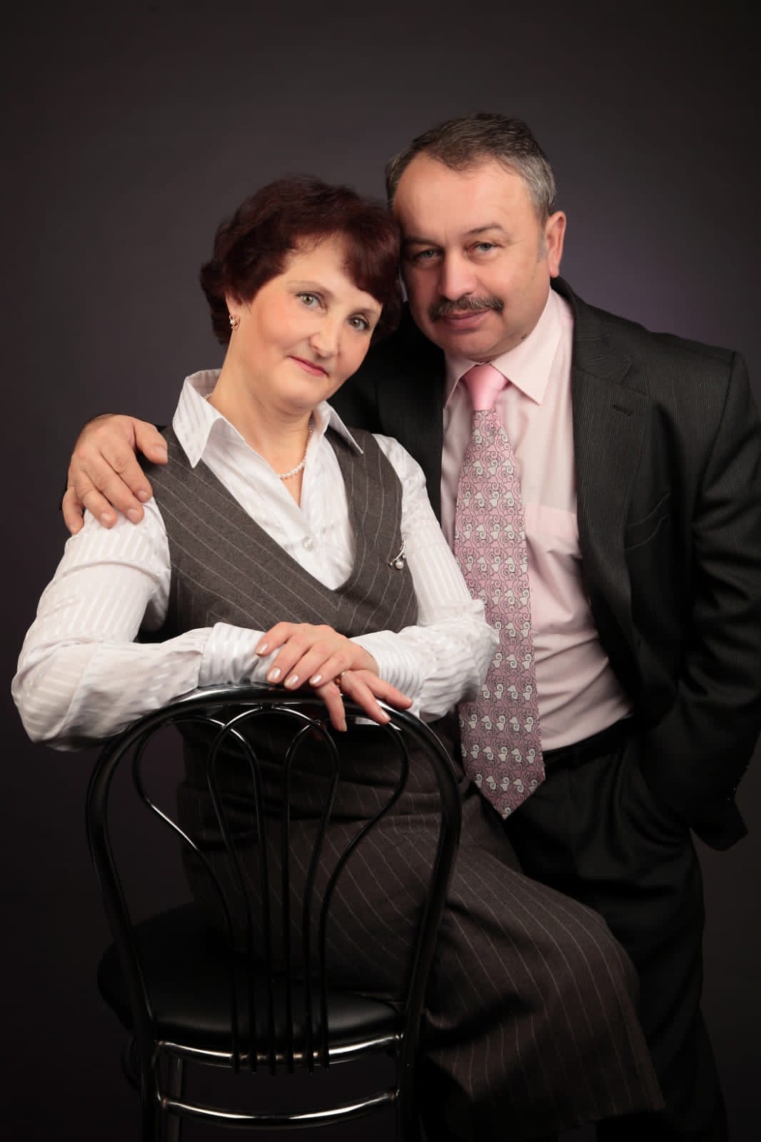 Со школьной скамьи вместе. А это даже больше 50 лет! Сегодня мы познакомим вас с семьей Кузнецовых, заслуженно получившей медаль «За любовь и верность». Их история одновременно простая и трогательная. И как не улыбнуться, читая ее в такой важный для большинства из нас праздник.