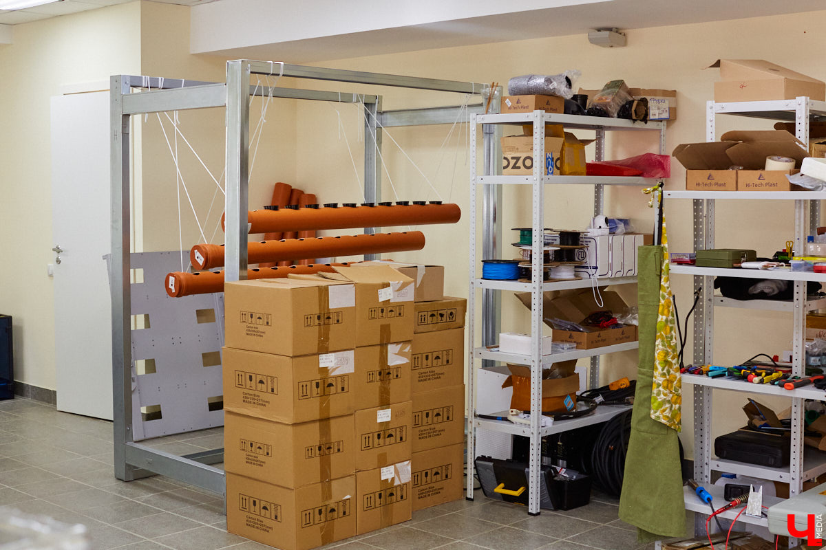 С начала пандемии команда владимирских инженеров, четыре года назад напечатавших на 3D-принтере велосипед, трудится над созданием систем накопления энергии. Полноформатная (и, судя по анонсу, эффектная) презентация самой масштабной из них запланирована на середину июля — подробности позже, а «по верхам» и основам концепта «Ключ-Медиа» предварительно пробежался с гендиректором проекта Константином Федосеевым.