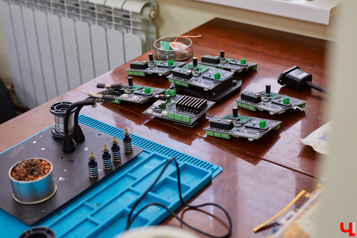 С начала пандемии команда владимирских инженеров, четыре года назад напечатавших на 3D-принтере велосипед, трудится над созданием систем накопления энергии. Полноформатная (и, судя по анонсу, эффектная) презентация самой масштабной из них запланирована на середину июля — подробности позже, а «по верхам» и основам концепта «Ключ-Медиа» предварительно пробежался с гендиректором проекта Константином Федосеевым.