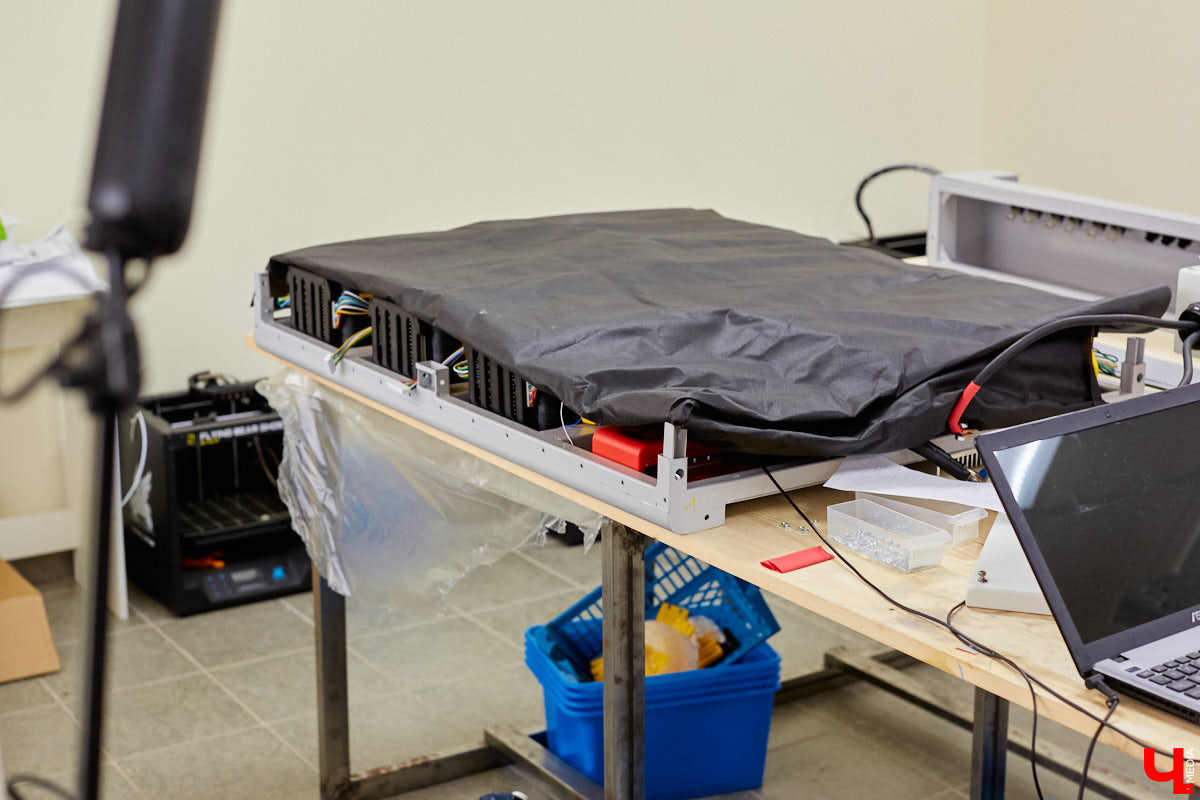 С начала пандемии команда владимирских инженеров, четыре года назад напечатавших на 3D-принтере велосипед, трудится над созданием систем накопления энергии. Полноформатная (и, судя по анонсу, эффектная) презентация самой масштабной из них запланирована на середину июля — подробности позже, а «по верхам» и основам концепта «Ключ-Медиа» предварительно пробежался с гендиректором проекта Константином Федосеевым.