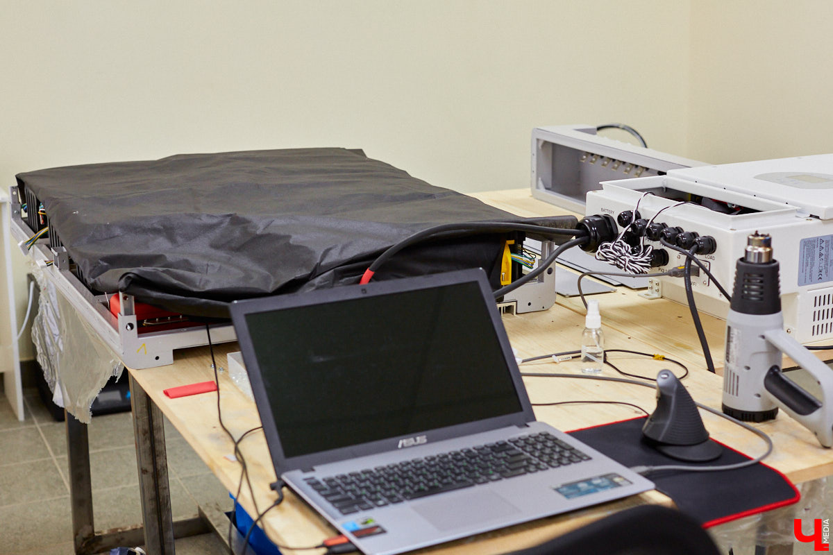 С начала пандемии команда владимирских инженеров, четыре года назад напечатавших на 3D-принтере велосипед, трудится над созданием систем накопления энергии. Полноформатная (и, судя по анонсу, эффектная) презентация самой масштабной из них запланирована на середину июля — подробности позже, а «по верхам» и основам концепта «Ключ-Медиа» предварительно пробежался с гендиректором проекта Константином Федосеевым.