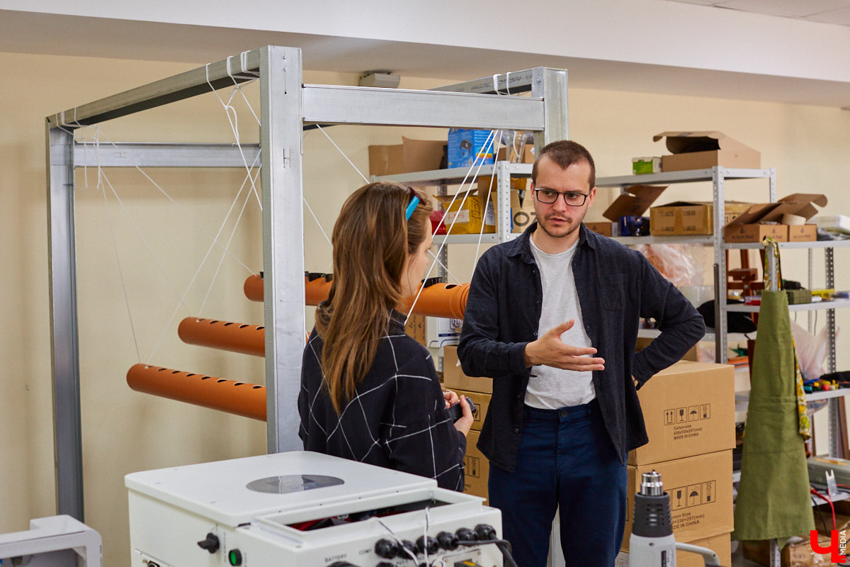 С начала пандемии команда владимирских инженеров, четыре года назад напечатавших на 3D-принтере велосипед, трудится над созданием систем накопления энергии. Полноформатная (и, судя по анонсу, эффектная) презентация самой масштабной из них запланирована на середину июля — подробности позже, а «по верхам» и основам концепта «Ключ-Медиа» предварительно пробежался с гендиректором проекта Константином Федосеевым.