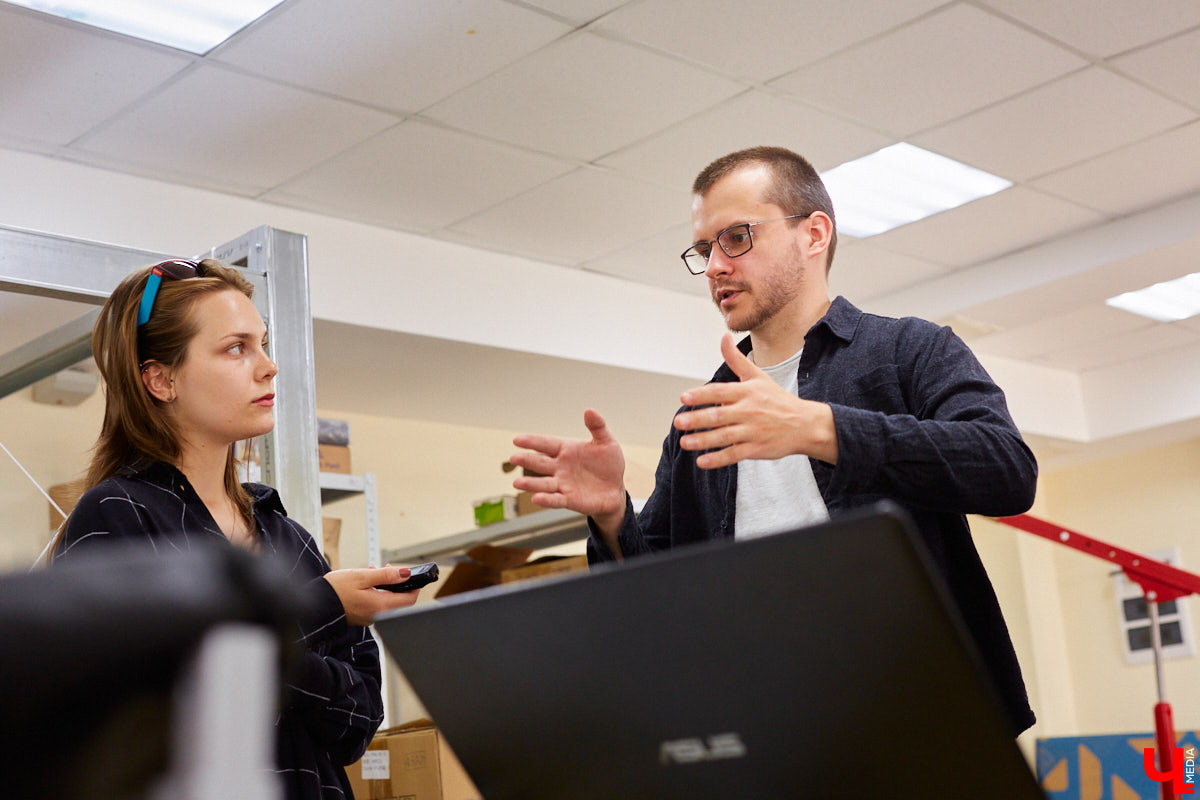 С начала пандемии команда владимирских инженеров, четыре года назад напечатавших на 3D-принтере велосипед, трудится над созданием систем накопления энергии. Полноформатная (и, судя по анонсу, эффектная) презентация самой масштабной из них запланирована на середину июля — подробности позже, а «по верхам» и основам концепта «Ключ-Медиа» предварительно пробежался с гендиректором проекта Константином Федосеевым.