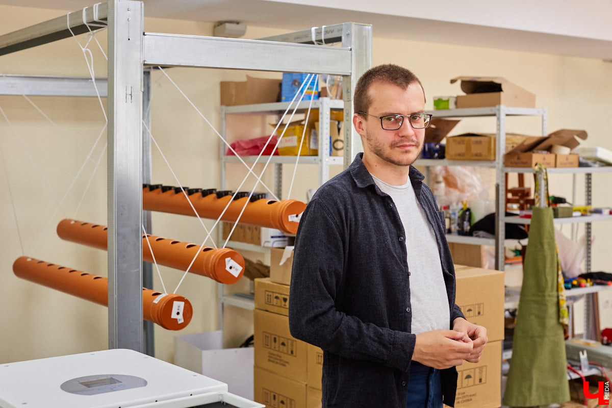 С начала пандемии команда владимирских инженеров, четыре года назад напечатавших на 3D-принтере велосипед, трудится над созданием систем накопления энергии. Полноформатная (и, судя по анонсу, эффектная) презентация самой масштабной из них запланирована на середину июля — подробности позже, а «по верхам» и основам концепта «Ключ-Медиа» предварительно пробежался с гендиректором проекта Константином Федосеевым.