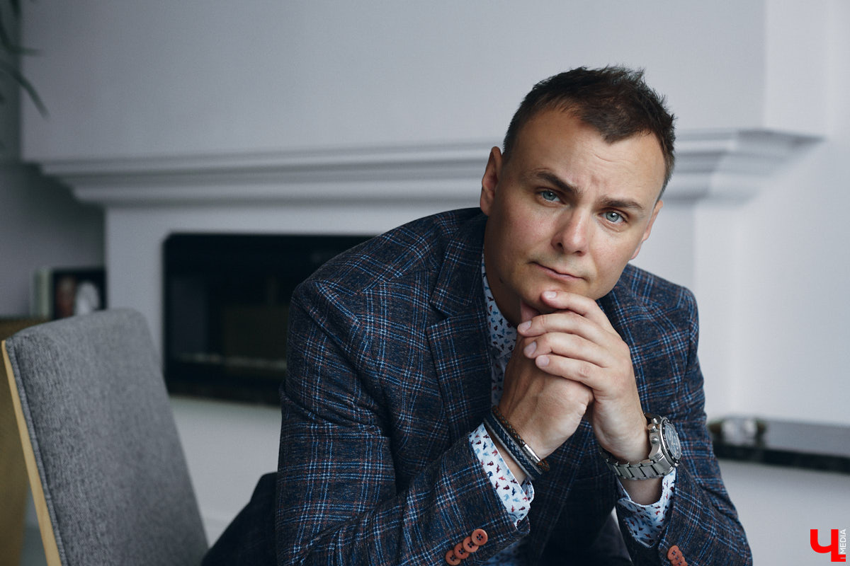 Кто сказал, что следить за модой и стилем — сугубо женский удел? Современные мужчины давно отказались от подобных стереотипов и поняли: как ни крути, а встречают все равно по одежке. И особенно это важно, если от внешнего вида зависит твой бизнес. Подтверждает эту теорию арт-директор студии дизайна интерьеров во Владимире Алексей Деденко.