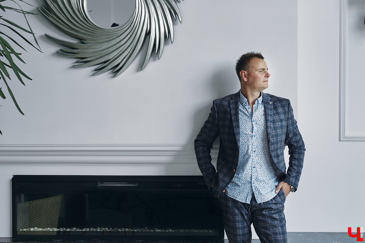 Кто сказал, что следить за модой и стилем — сугубо женский удел? Современные мужчины давно отказались от подобных стереотипов и поняли: как ни крути, а встречают все равно по одежке. И особенно это важно, если от внешнего вида зависит твой бизнес. Подтверждает эту теорию арт-директор студии дизайна интерьеров во Владимире Алексей Деденко.