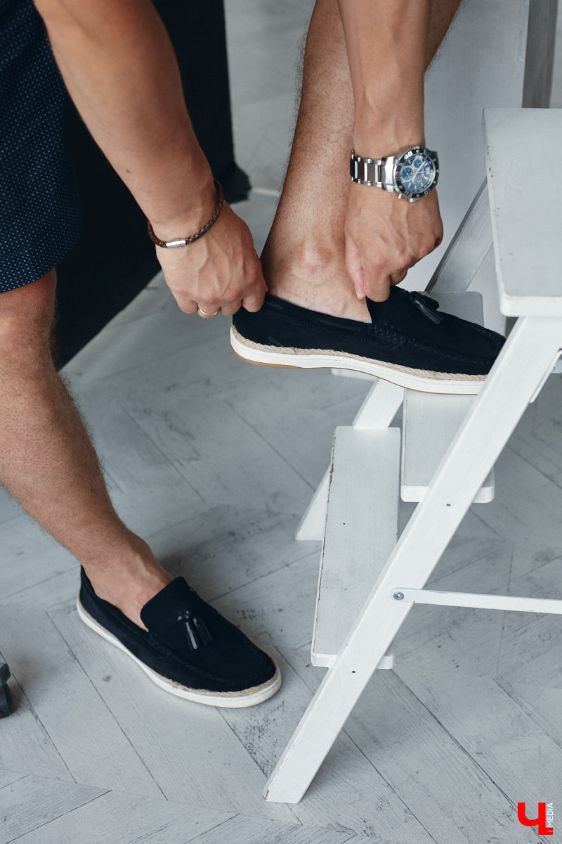 Кто сказал, что следить за модой и стилем — сугубо женский удел? Современные мужчины давно отказались от подобных стереотипов и поняли: как ни крути, а встречают все равно по одежке. И особенно это важно, если от внешнего вида зависит твой бизнес. Подтверждает эту теорию арт-директор студии дизайна интерьеров во Владимире Алексей Деденко.