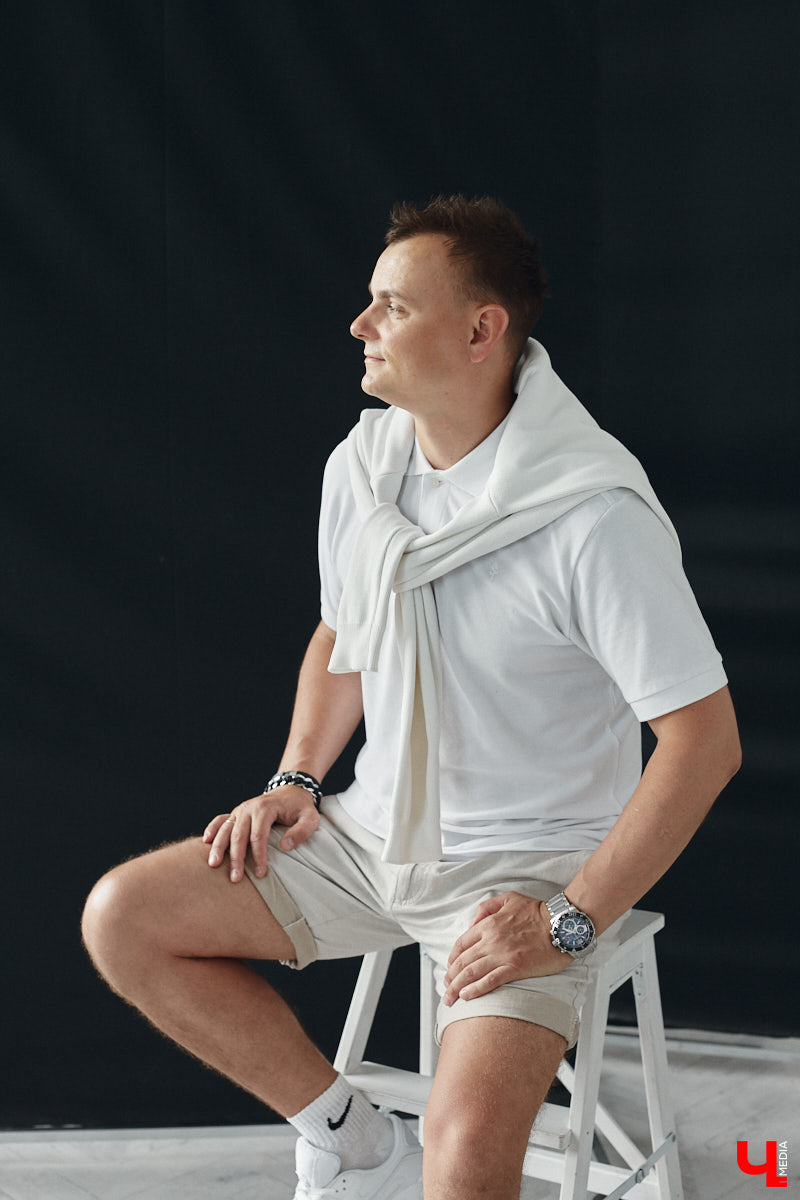 Кто сказал, что следить за модой и стилем — сугубо женский удел? Современные мужчины давно отказались от подобных стереотипов и поняли: как ни крути, а встречают все равно по одежке. И особенно это важно, если от внешнего вида зависит твой бизнес. Подтверждает эту теорию арт-директор студии дизайна интерьеров во Владимире Алексей Деденко.