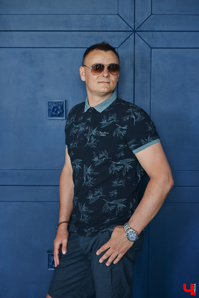 Кто сказал, что следить за модой и стилем — сугубо женский удел? Современные мужчины давно отказались от подобных стереотипов и поняли: как ни крути, а встречают все равно по одежке. И особенно это важно, если от внешнего вида зависит твой бизнес. Подтверждает эту теорию арт-директор студии дизайна интерьеров во Владимире Алексей Деденко.