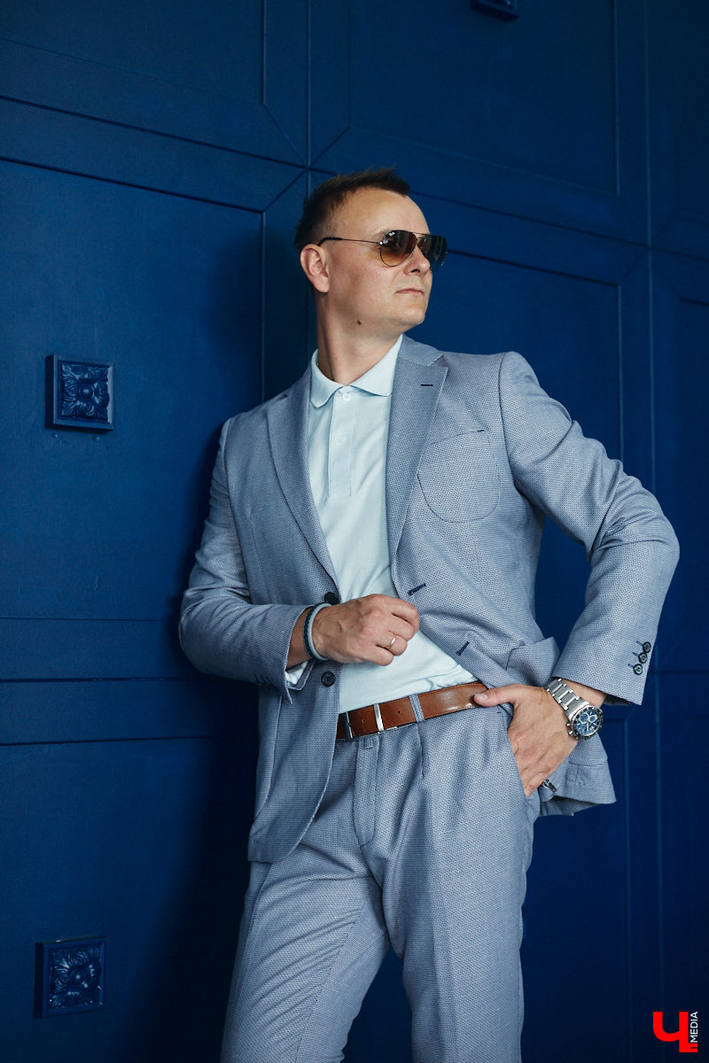 Кто сказал, что следить за модой и стилем — сугубо женский удел? Современные мужчины давно отказались от подобных стереотипов и поняли: как ни крути, а встречают все равно по одежке. И особенно это важно, если от внешнего вида зависит твой бизнес. Подтверждает эту теорию арт-директор студии дизайна интерьеров во Владимире Алексей Деденко.