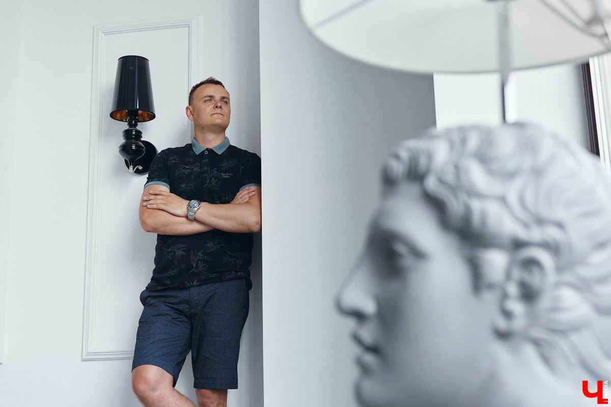 Кто сказал, что следить за модой и стилем — сугубо женский удел? Современные мужчины давно отказались от подобных стереотипов и поняли: как ни крути, а встречают все равно по одежке. И особенно это важно, если от внешнего вида зависит твой бизнес. Подтверждает эту теорию арт-директор студии дизайна интерьеров во Владимире Алексей Деденко.