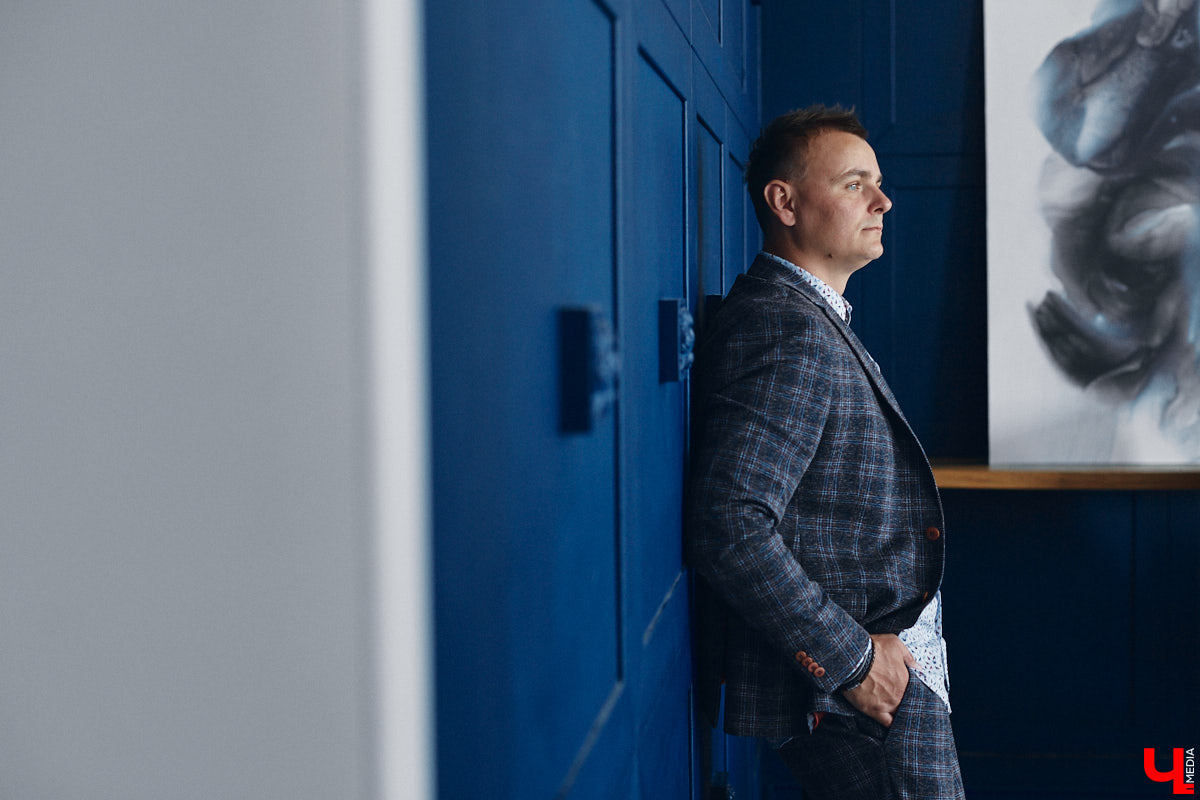 Кто сказал, что следить за модой и стилем — сугубо женский удел? Современные мужчины давно отказались от подобных стереотипов и поняли: как ни крути, а встречают все равно по одежке. И особенно это важно, если от внешнего вида зависит твой бизнес. Подтверждает эту теорию арт-директор студии дизайна интерьеров во Владимире Алексей Деденко.