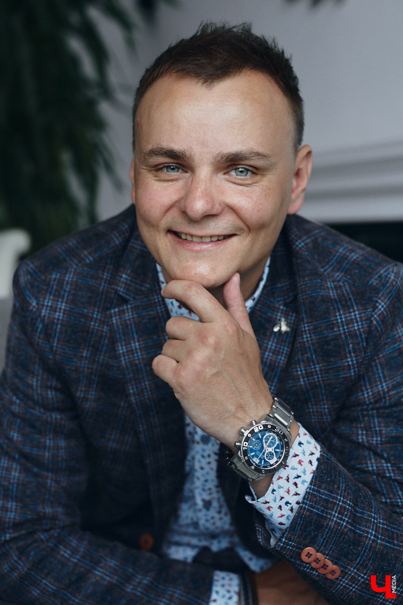 Кто сказал, что следить за модой и стилем — сугубо женский удел? Современные мужчины давно отказались от подобных стереотипов и поняли: как ни крути, а встречают все равно по одежке. И особенно это важно, если от внешнего вида зависит твой бизнес. Подтверждает эту теорию арт-директор студии дизайна интерьеров во Владимире Алексей Деденко.