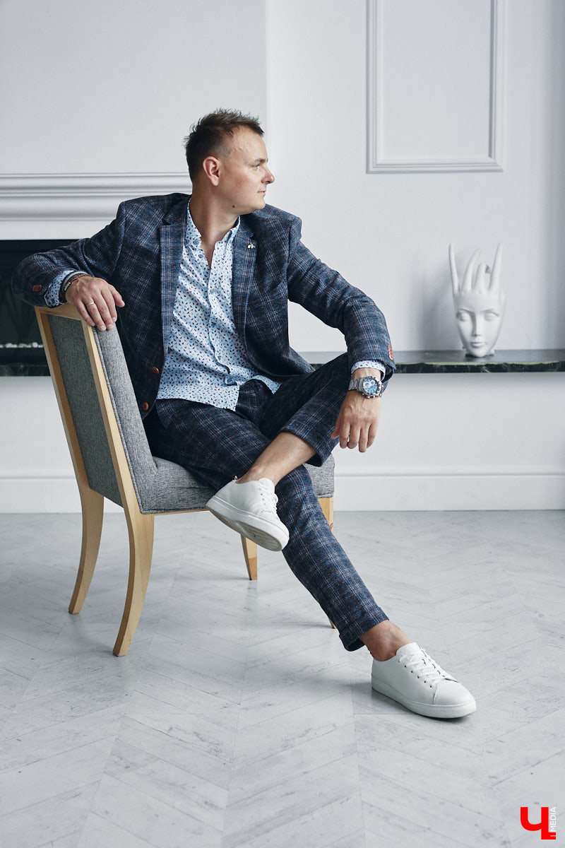 Кто сказал, что следить за модой и стилем — сугубо женский удел? Современные мужчины давно отказались от подобных стереотипов и поняли: как ни крути, а встречают все равно по одежке. И особенно это важно, если от внешнего вида зависит твой бизнес. Подтверждает эту теорию арт-директор студии дизайна интерьеров во Владимире Алексей Деденко.