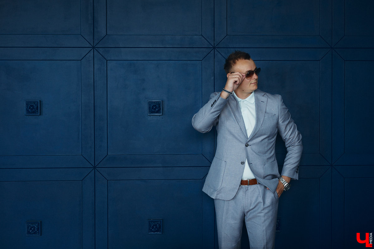 Кто сказал, что следить за модой и стилем — сугубо женский удел? Современные мужчины давно отказались от подобных стереотипов и поняли: как ни крути, а встречают все равно по одежке. И особенно это важно, если от внешнего вида зависит твой бизнес. Подтверждает эту теорию арт-директор студии дизайна интерьеров во Владимире Алексей Деденко.