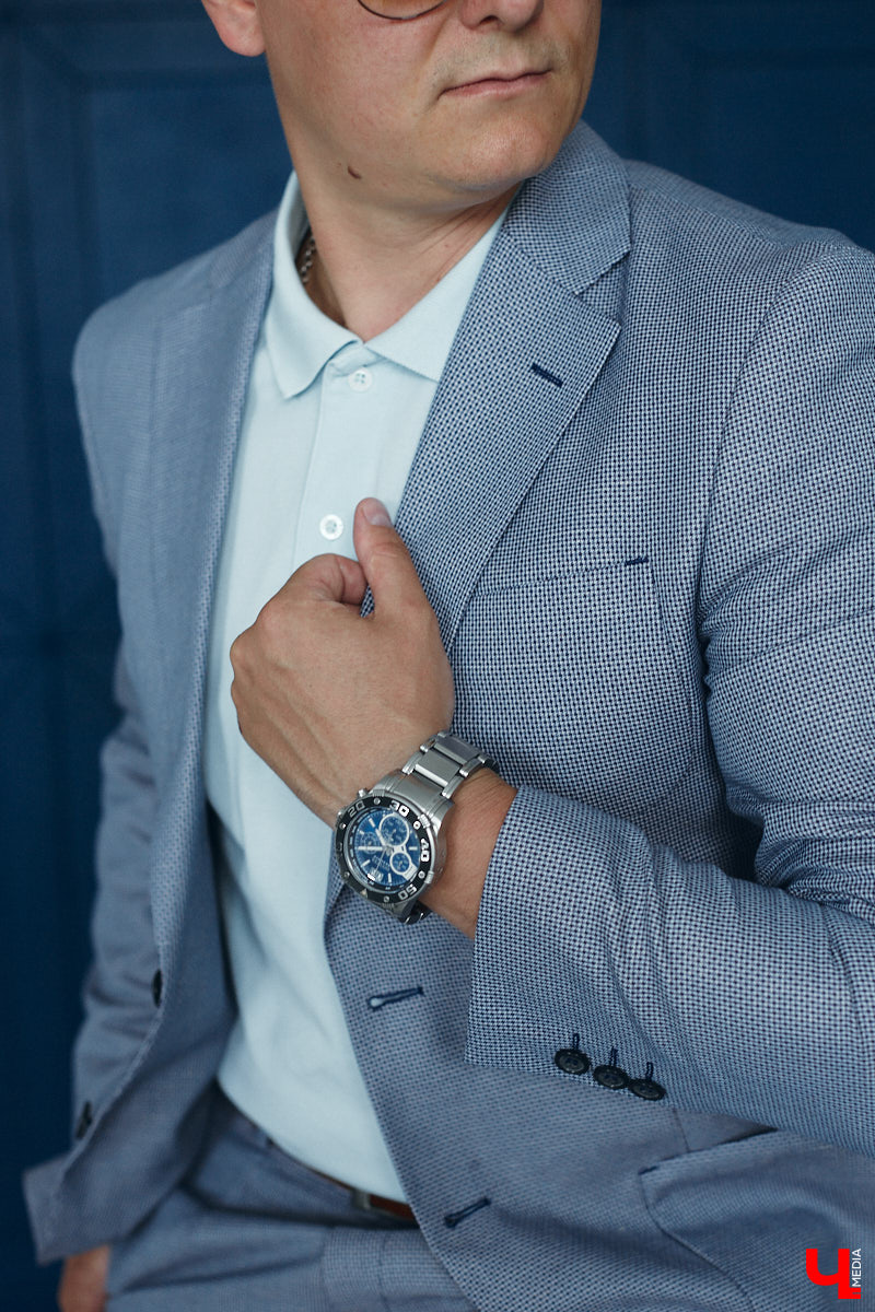 Кто сказал, что следить за модой и стилем — сугубо женский удел? Современные мужчины давно отказались от подобных стереотипов и поняли: как ни крути, а встречают все равно по одежке. И особенно это важно, если от внешнего вида зависит твой бизнес. Подтверждает эту теорию арт-директор студии дизайна интерьеров во Владимире Алексей Деденко.