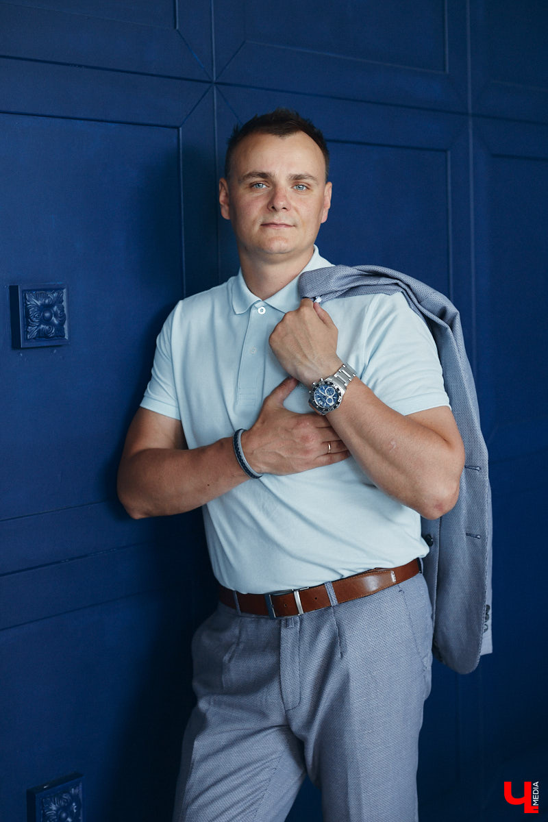 Кто сказал, что следить за модой и стилем — сугубо женский удел? Современные мужчины давно отказались от подобных стереотипов и поняли: как ни крути, а встречают все равно по одежке. И особенно это важно, если от внешнего вида зависит твой бизнес. Подтверждает эту теорию арт-директор студии дизайна интерьеров во Владимире Алексей Деденко.