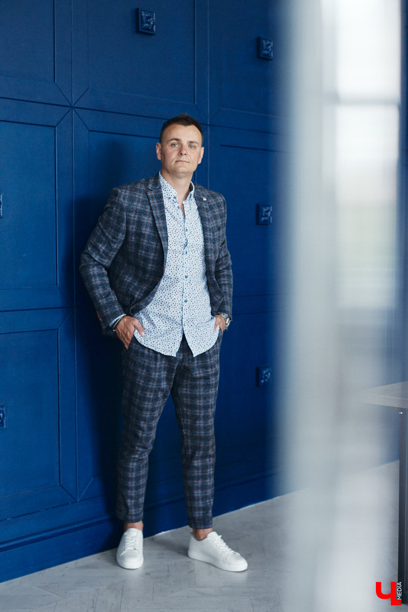 Кто сказал, что следить за модой и стилем — сугубо женский удел? Современные мужчины давно отказались от подобных стереотипов и поняли: как ни крути, а встречают все равно по одежке. И особенно это важно, если от внешнего вида зависит твой бизнес. Подтверждает эту теорию арт-директор студии дизайна интерьеров во Владимире Алексей Деденко.