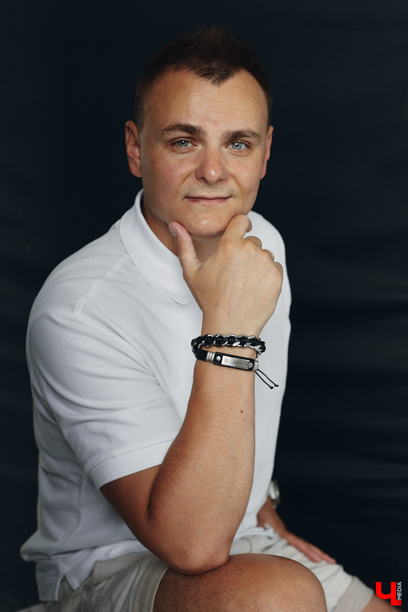 Кто сказал, что следить за модой и стилем — сугубо женский удел? Современные мужчины давно отказались от подобных стереотипов и поняли: как ни крути, а встречают все равно по одежке. И особенно это важно, если от внешнего вида зависит твой бизнес. Подтверждает эту теорию арт-директор студии дизайна интерьеров во Владимире Алексей Деденко.