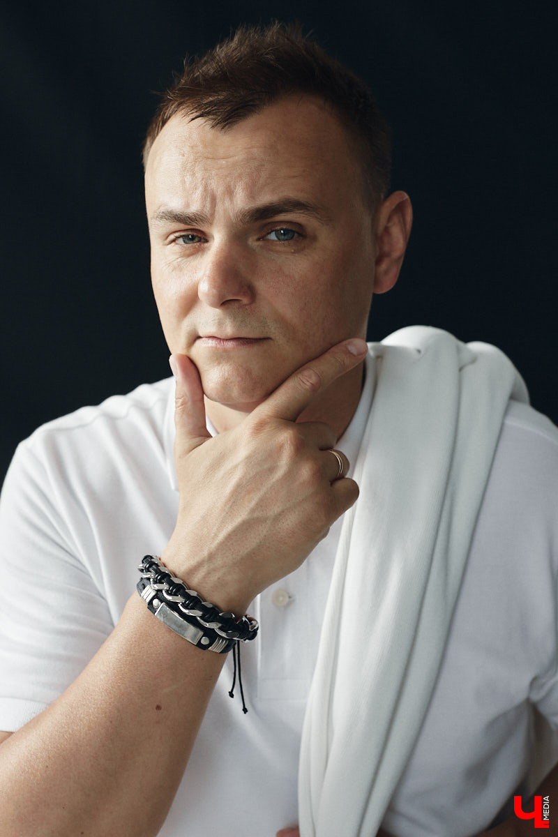 Кто сказал, что следить за модой и стилем — сугубо женский удел? Современные мужчины давно отказались от подобных стереотипов и поняли: как ни крути, а встречают все равно по одежке. И особенно это важно, если от внешнего вида зависит твой бизнес. Подтверждает эту теорию арт-директор студии дизайна интерьеров во Владимире Алексей Деденко.