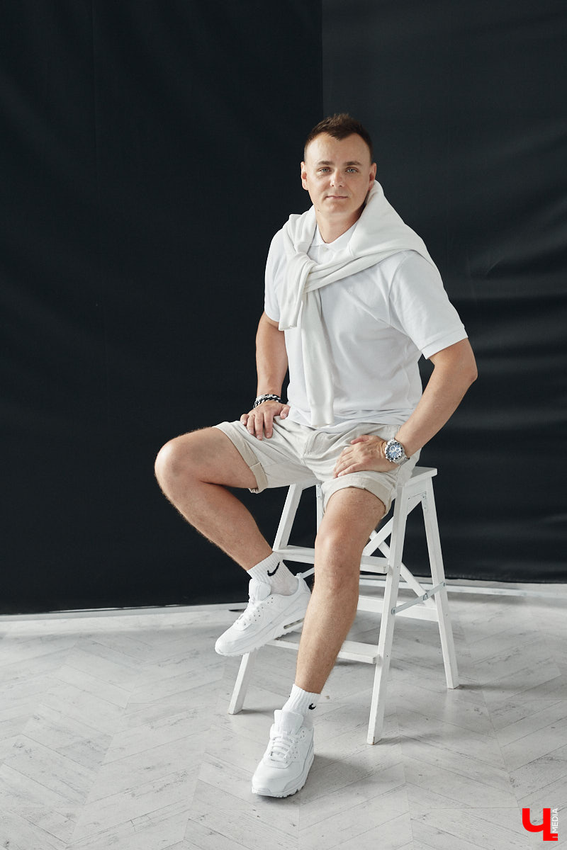 Кто сказал, что следить за модой и стилем — сугубо женский удел? Современные мужчины давно отказались от подобных стереотипов и поняли: как ни крути, а встречают все равно по одежке. И особенно это важно, если от внешнего вида зависит твой бизнес. Подтверждает эту теорию арт-директор студии дизайна интерьеров во Владимире Алексей Деденко.