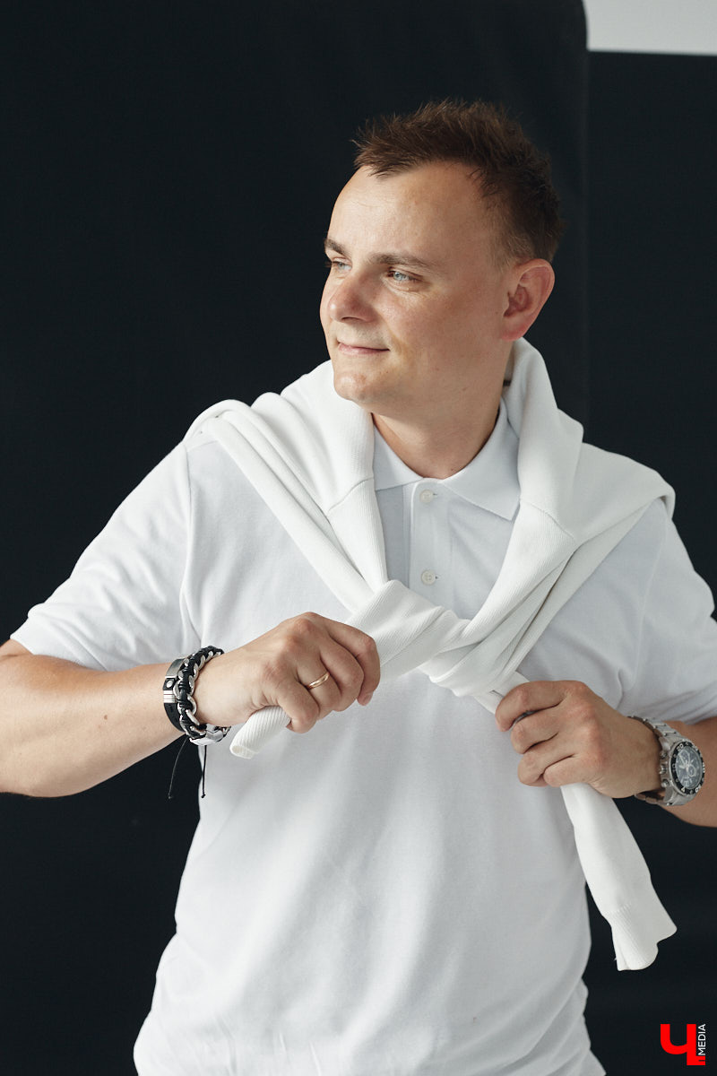 Кто сказал, что следить за модой и стилем — сугубо женский удел? Современные мужчины давно отказались от подобных стереотипов и поняли: как ни крути, а встречают все равно по одежке. И особенно это важно, если от внешнего вида зависит твой бизнес. Подтверждает эту теорию арт-директор студии дизайна интерьеров во Владимире Алексей Деденко.