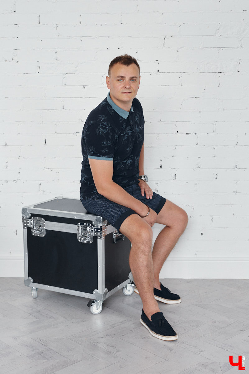 Кто сказал, что следить за модой и стилем — сугубо женский удел? Современные мужчины давно отказались от подобных стереотипов и поняли: как ни крути, а встречают все равно по одежке. И особенно это важно, если от внешнего вида зависит твой бизнес. Подтверждает эту теорию арт-директор студии дизайна интерьеров во Владимире Алексей Деденко.