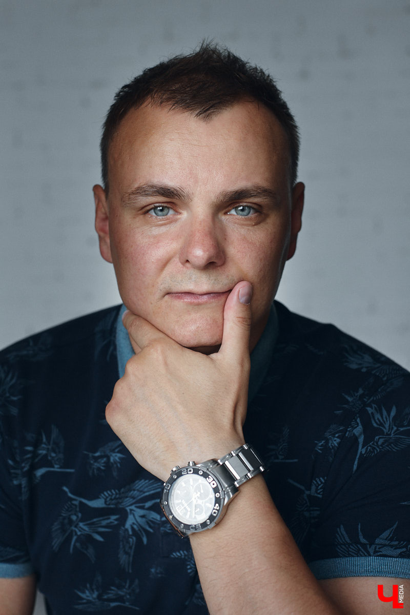 Кто сказал, что следить за модой и стилем — сугубо женский удел? Современные мужчины давно отказались от подобных стереотипов и поняли: как ни крути, а встречают все равно по одежке. И особенно это важно, если от внешнего вида зависит твой бизнес. Подтверждает эту теорию арт-директор студии дизайна интерьеров во Владимире Алексей Деденко.