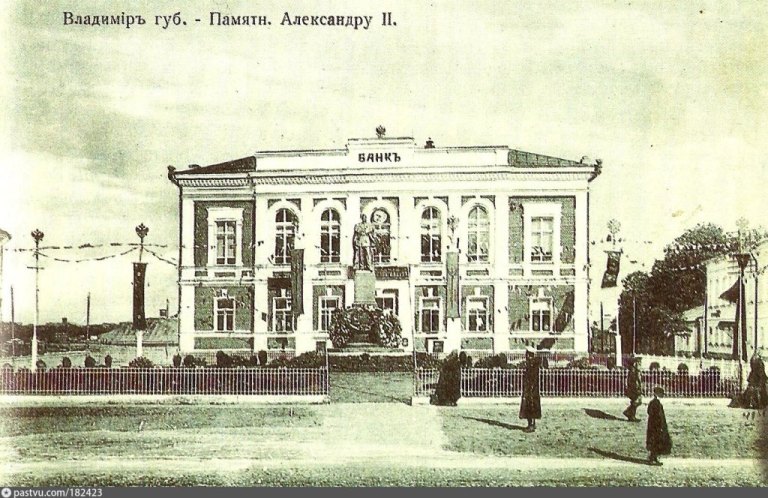 5 июля 1925 года во Владимире на площади Свободы (ныне Соборной) был установлен первый в городе памятник Ленину. Он простоял 25 лет и ночью 21 июля 1950 года был заменен на другой. Судьба прежнего памятника вождю осталась неизвестной, а жаль. Это была первая работа ковровского скульптора Алексея Котихина, впоследствии ставшая типовой. Почему же она не прижилась во Владимире?