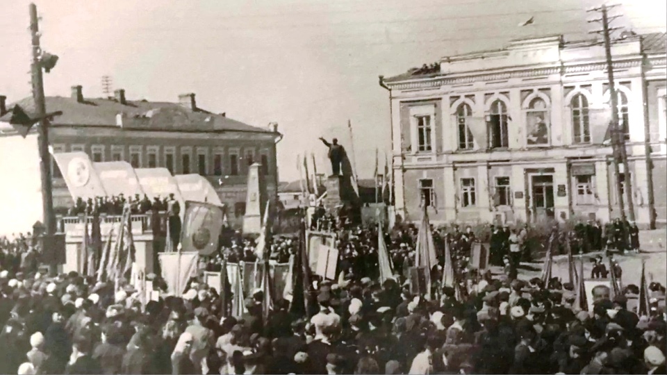 5 июля 1925 года во Владимире на площади Свободы (ныне Соборной) был установлен первый в городе памятник Ленину. Он простоял 25 лет и ночью 21 июля 1950 года был заменен на другой. Судьба прежнего памятника вождю осталась неизвестной, а жаль. Это была первая работа ковровского скульптора Алексея Котихина, впоследствии ставшая типовой. Почему же она не прижилась во Владимире?