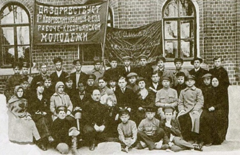 5 июля 1925 года во Владимире на площади Свободы (ныне Соборной) был установлен первый в городе памятник Ленину. Он простоял 25 лет и ночью 21 июля 1950 года был заменен на другой. Судьба прежнего памятника вождю осталась неизвестной, а жаль. Это была первая работа ковровского скульптора Алексея Котихина, впоследствии ставшая типовой. Почему же она не прижилась во Владимире?