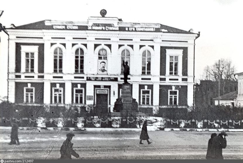 5 июля 1925 года во Владимире на площади Свободы (ныне Соборной) был установлен первый в городе памятник Ленину. Он простоял 25 лет и ночью 21 июля 1950 года был заменен на другой. Судьба прежнего памятника вождю осталась неизвестной, а жаль. Это была первая работа ковровского скульптора Алексея Котихина, впоследствии ставшая типовой. Почему же она не прижилась во Владимире?