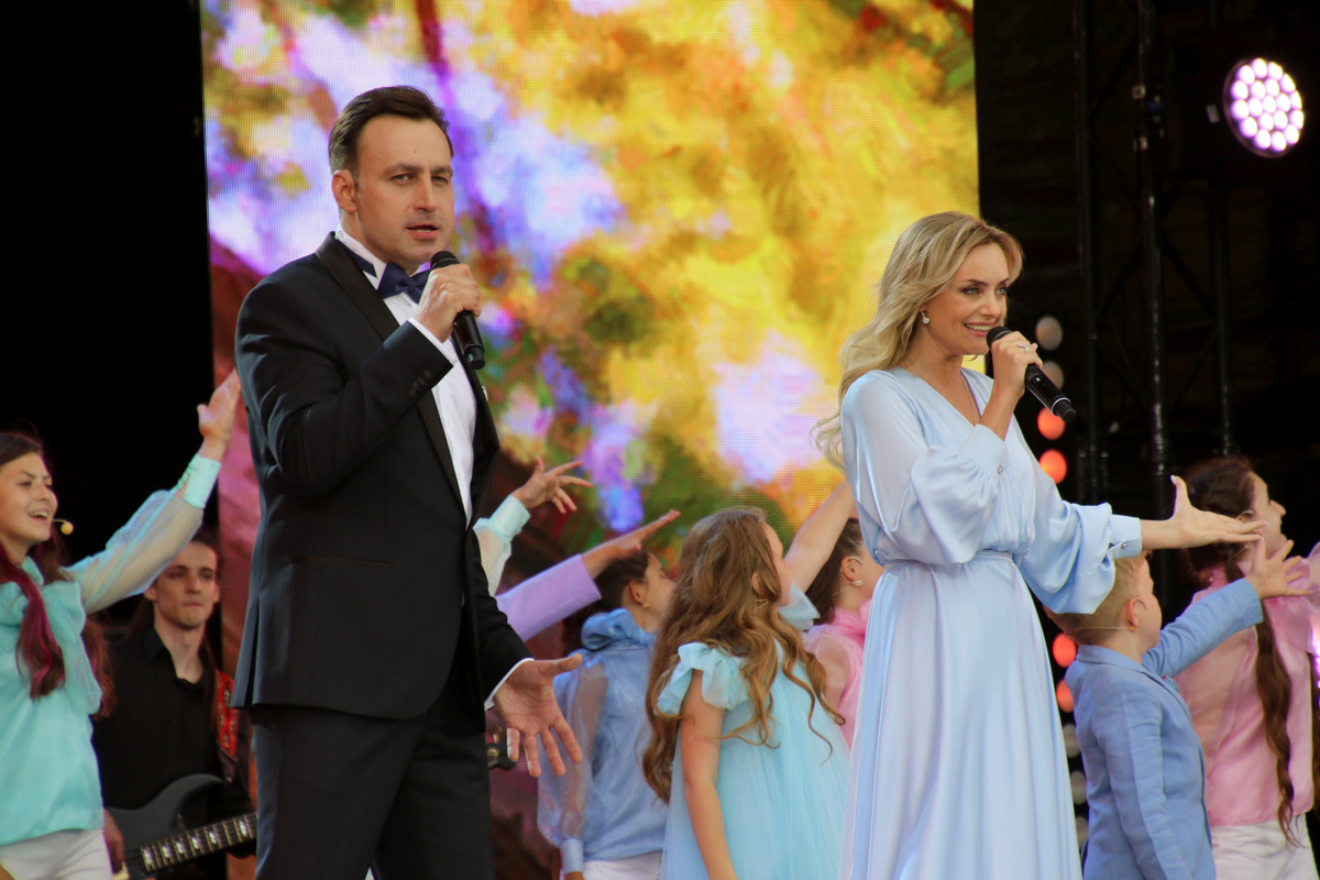 По самым скромным подсчетам, 8 июля население Мурома удвоилось за счет гостей и туристов. Весь день в городе работали 15 интерактивных площадок – по количеству лет праздника. Торжество ко Дню семьи, любви и верности завершилось концертом на набережной Оки и грандиозным салютом. 