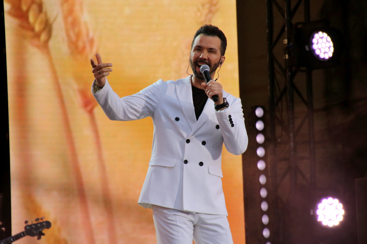 По самым скромным подсчетам, 8 июля население Мурома удвоилось за счет гостей и туристов. Весь день в городе работали 15 интерактивных площадок – по количеству лет праздника. Торжество ко Дню семьи, любви и верности завершилось концертом на набережной Оки и грандиозным салютом. 