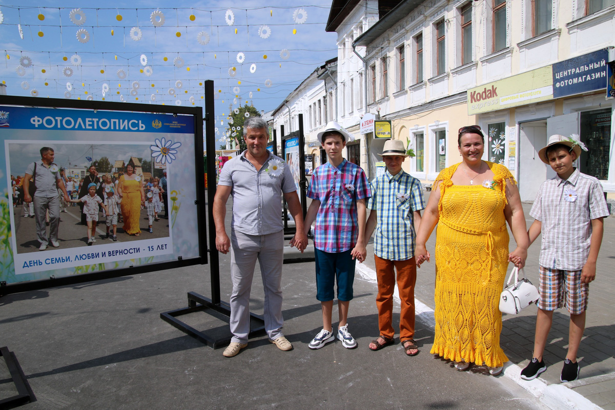 По самым скромным подсчетам, 8 июля население Мурома удвоилось за счет гостей и туристов. Весь день в городе работали 15 интерактивных площадок – по количеству лет праздника. Торжество ко Дню семьи, любви и верности завершилось концертом на набережной Оки и грандиозным салютом. 