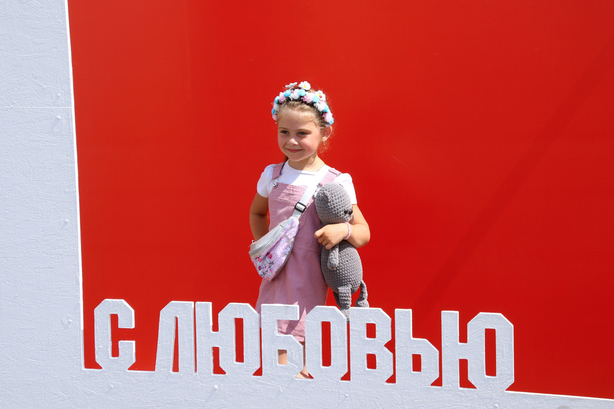 По самым скромным подсчетам, 8 июля население Мурома удвоилось за счет гостей и туристов. Весь день в городе работали 15 интерактивных площадок – по количеству лет праздника. Торжество ко Дню семьи, любви и верности завершилось концертом на набережной Оки и грандиозным салютом. 