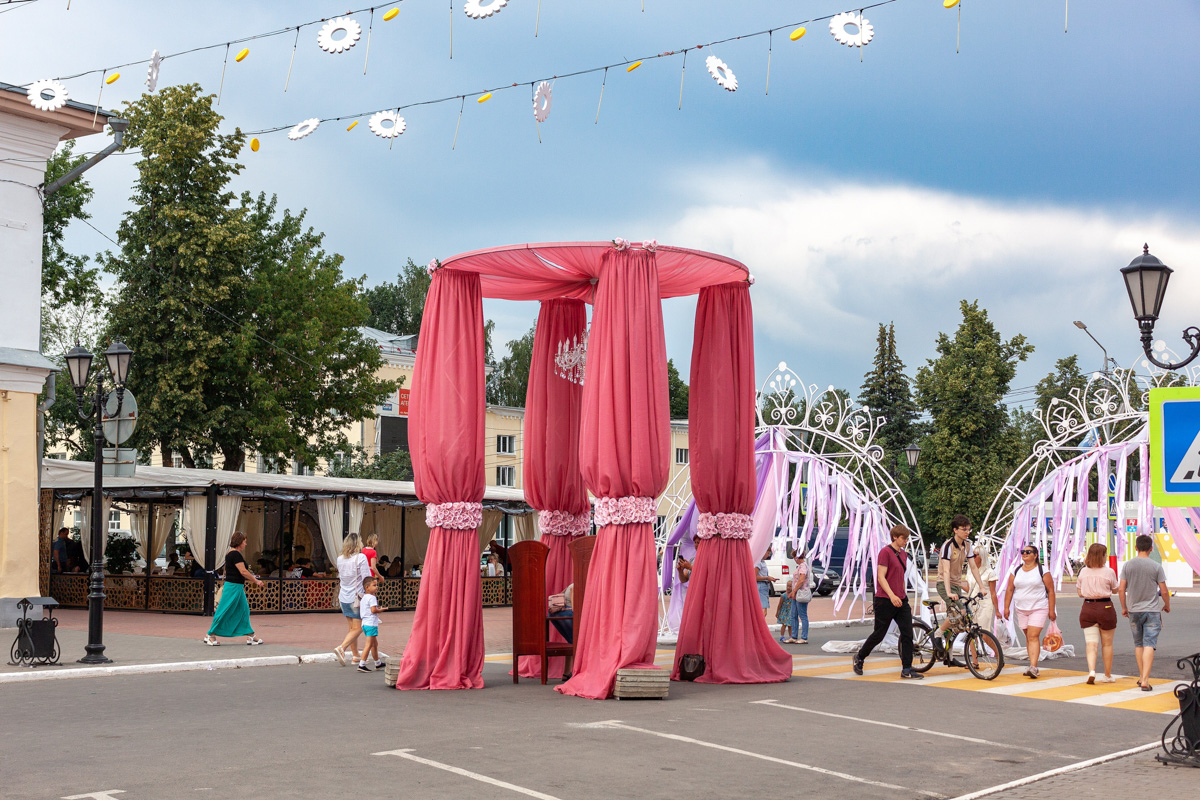 По самым скромным подсчетам, 8 июля население Мурома удвоилось за счет гостей и туристов. Весь день в городе работали 15 интерактивных площадок – по количеству лет праздника. Торжество ко Дню семьи, любви и верности завершилось концертом на набережной Оки и грандиозным салютом. 
